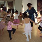 Sophie Nguyen-Son fait danser les enfants en ronde